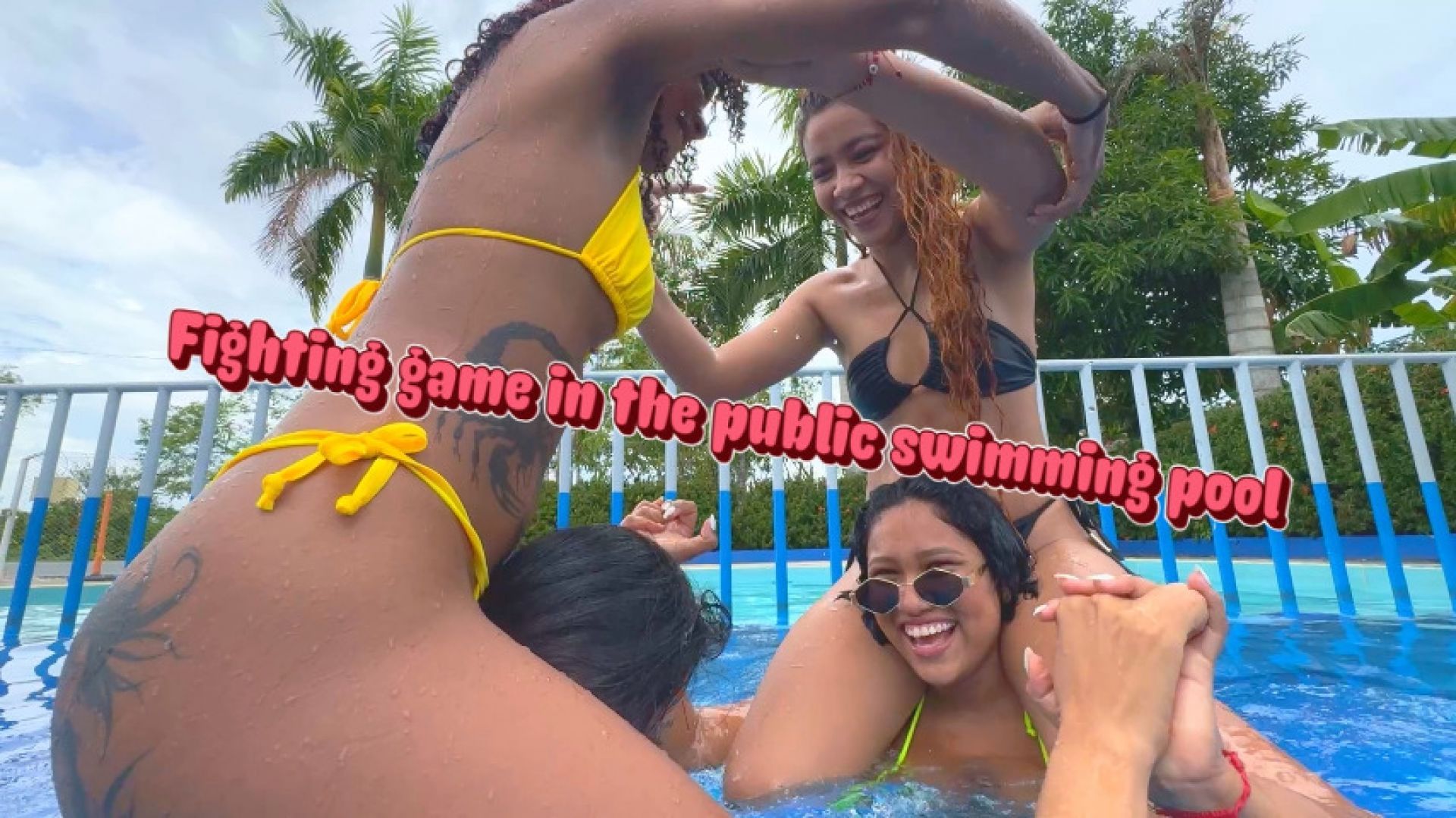 Fighting game in the public swimming pool