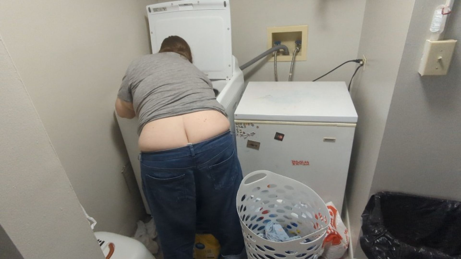 BBW Butt crack while doing laundry