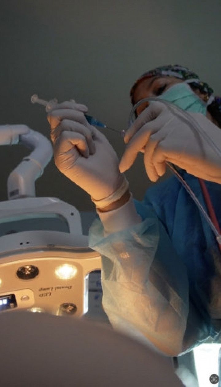 Nurse preforms CPR resus fetish