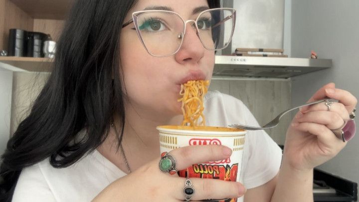 EATING MY FAVORITES SPICY NOODLES