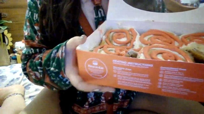 Tasting The CINNABON Holiday Menu