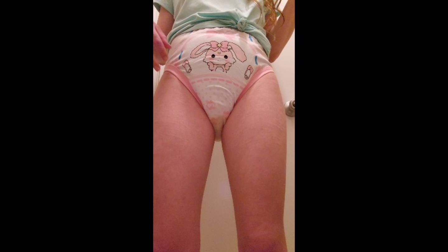 Peeing in usagi LittleForBig training pants