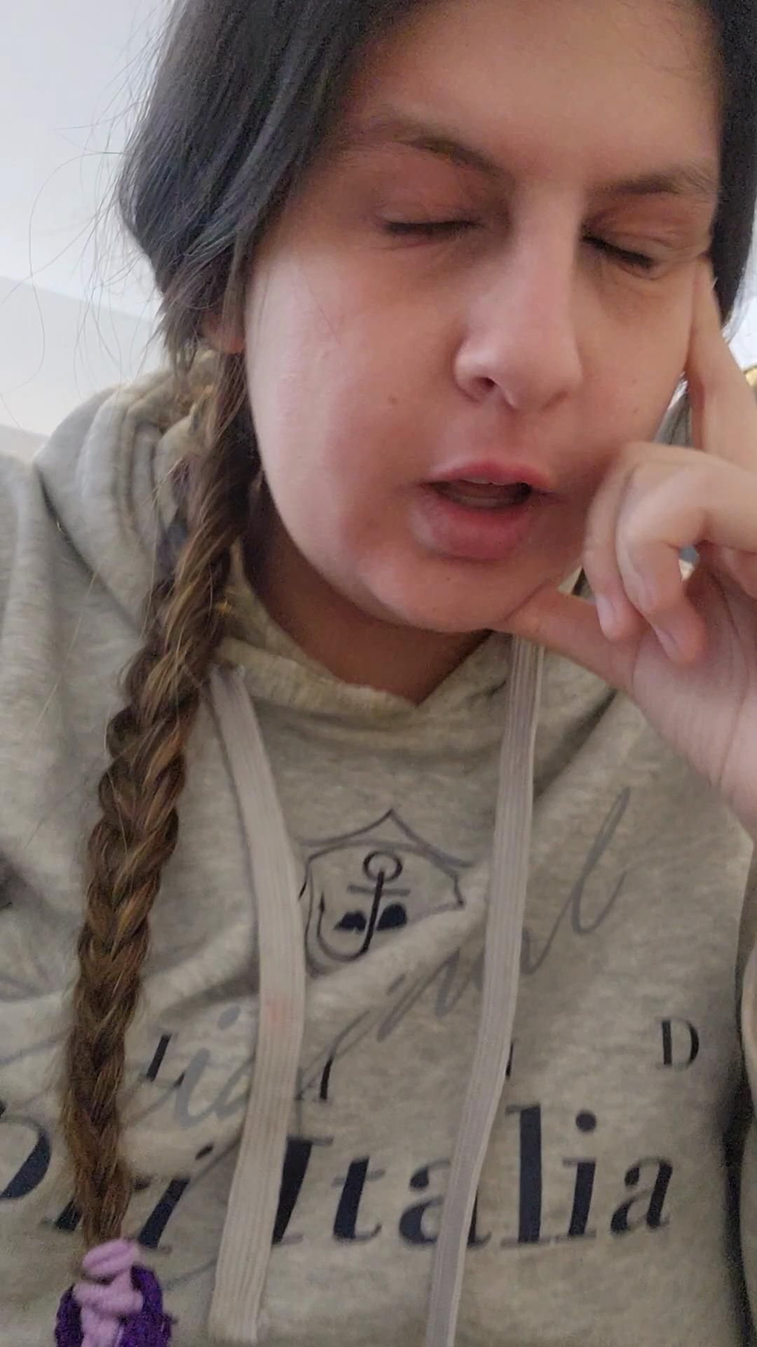 Im bored and i end yawning and doing faces