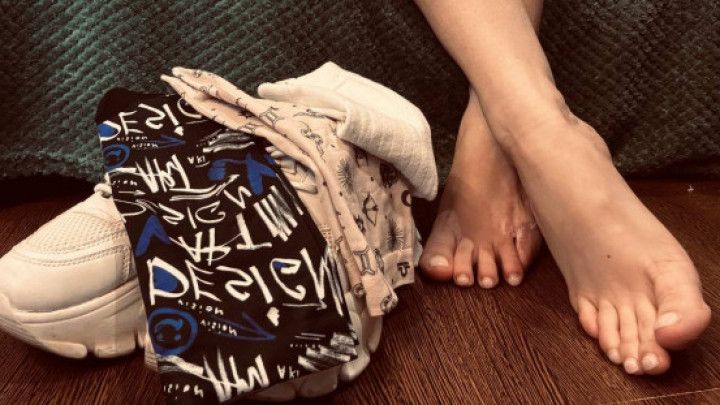 Hard to choose socks for new sneakers, which one is better