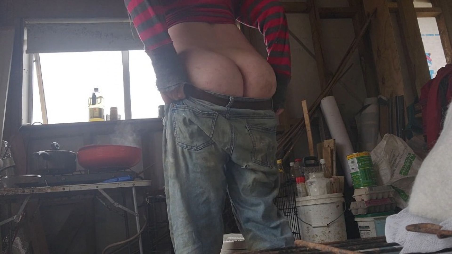 Poor girl just can't fit her ass into those jeans