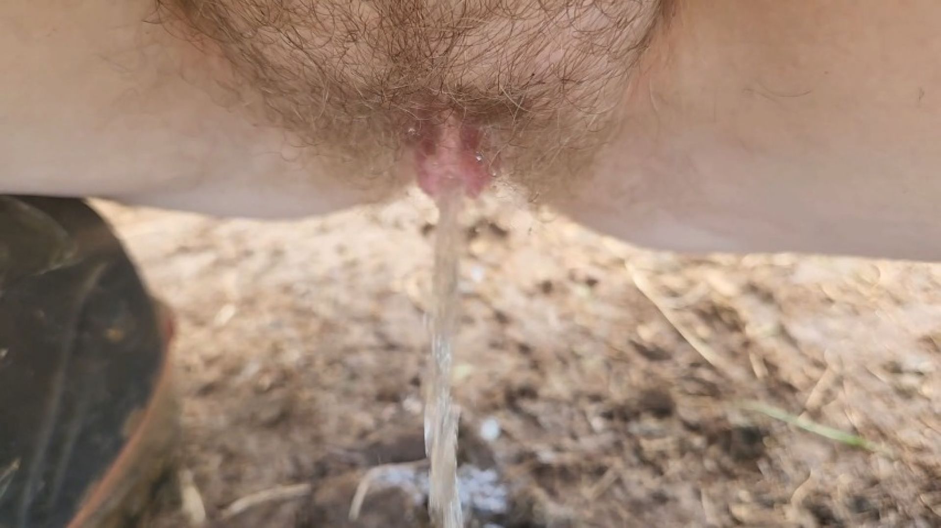 Cheap lil outdoor pee compilation