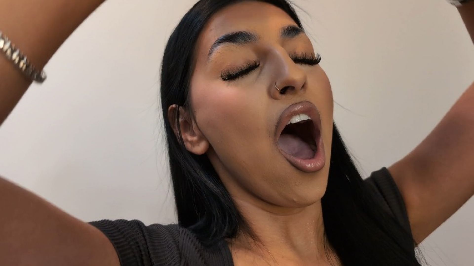 CUTE MEXICANA YAWNING | Valerie