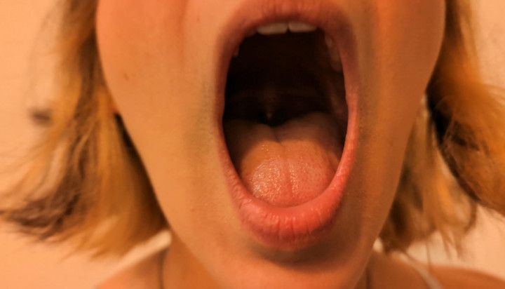 10 WOMEN YAWNING: EXTREME YAWNING COMPILATION