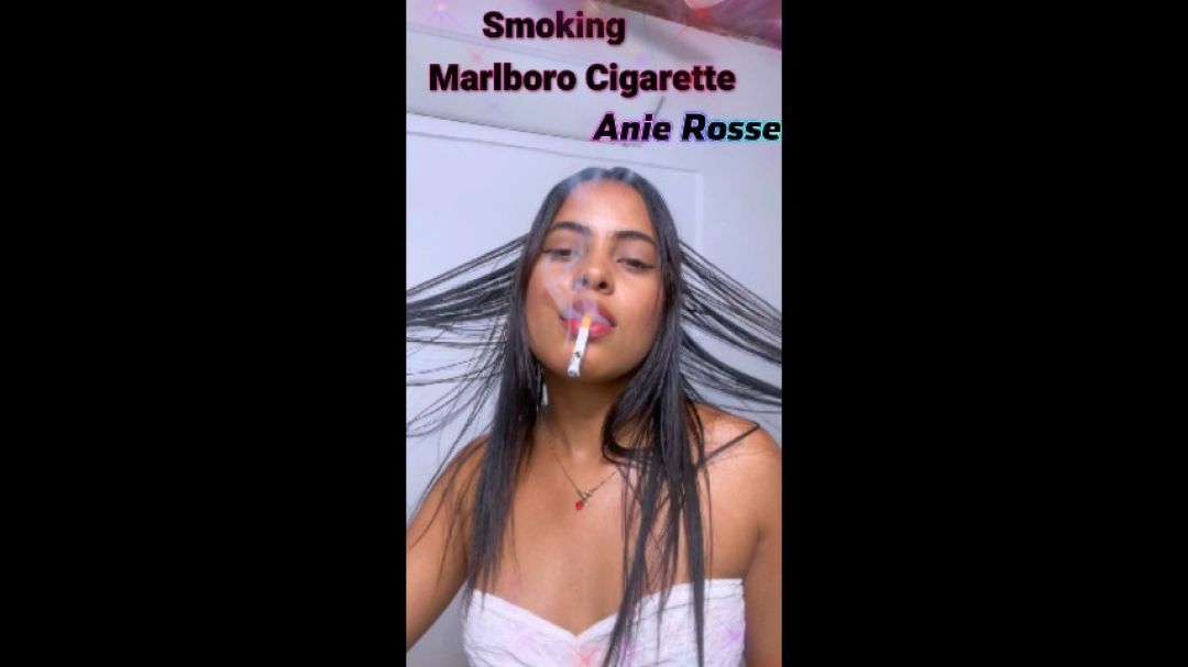 SMOKING MARLBORO CIGARRETE