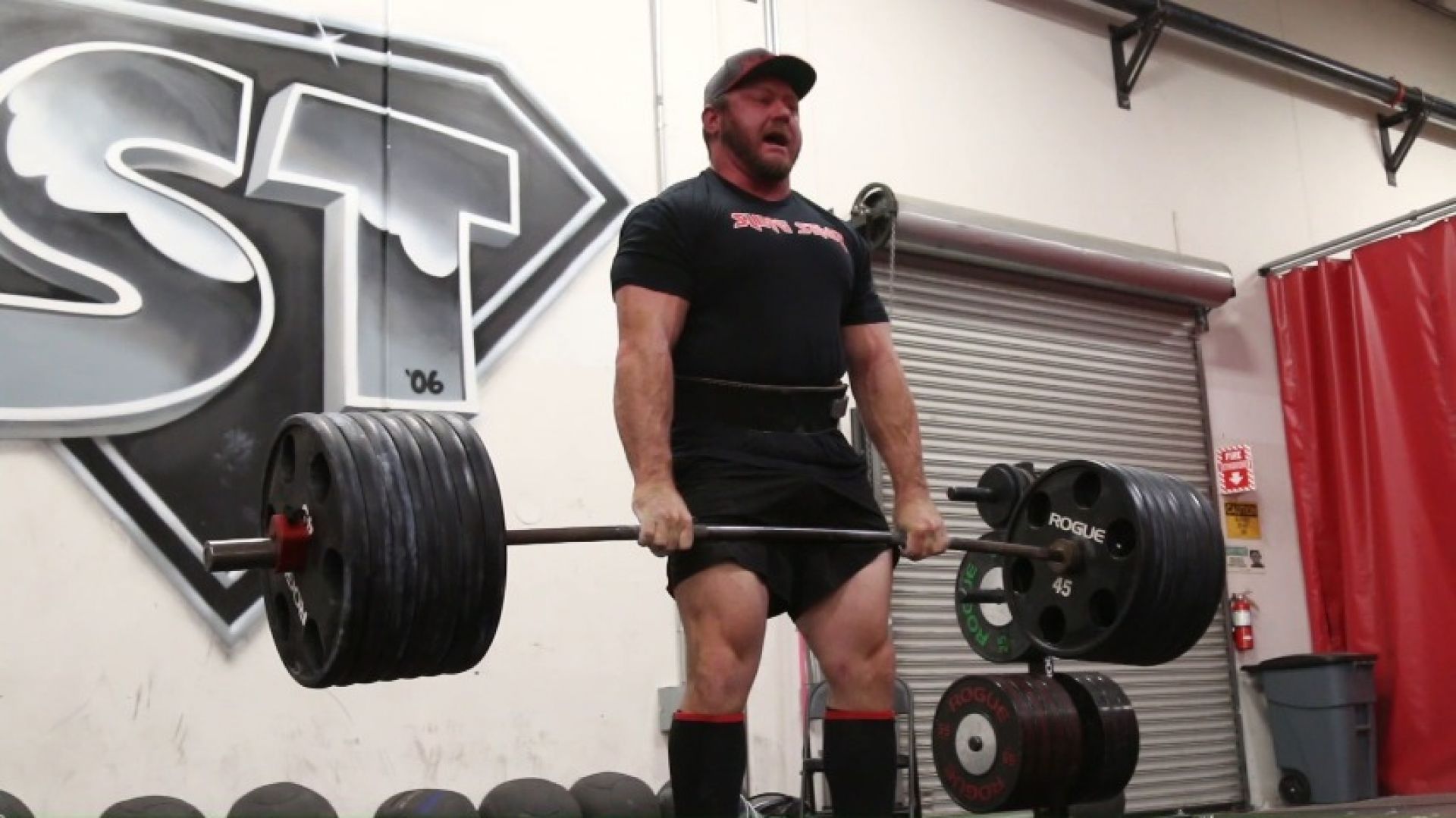 Hitting big Deadlifts before the Reebok Record Breakers