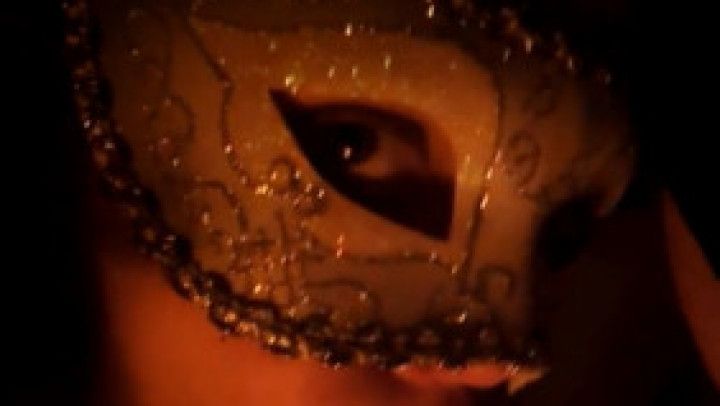 Die Frau mit Maske