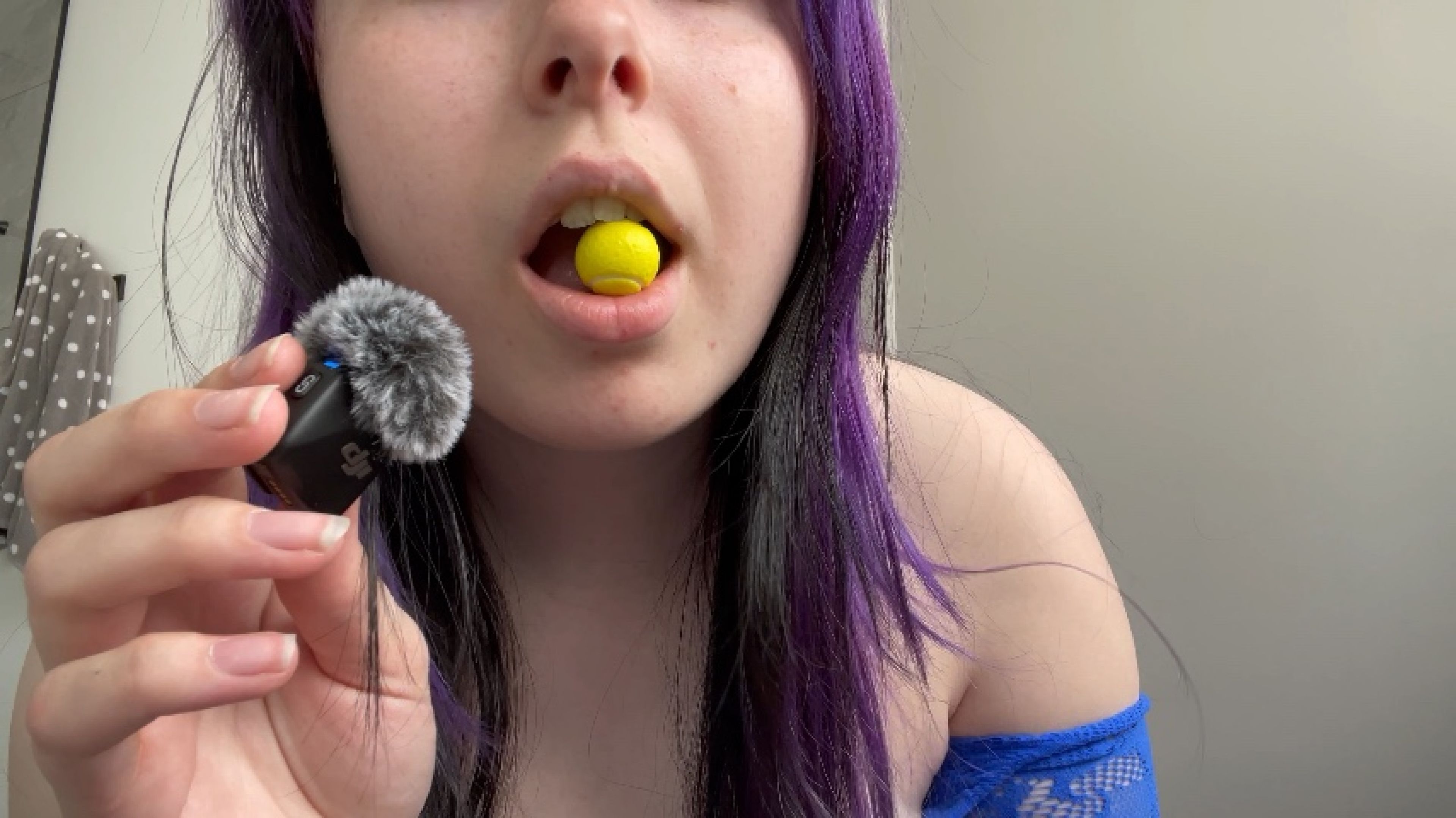 Gum, chewing an eye contact