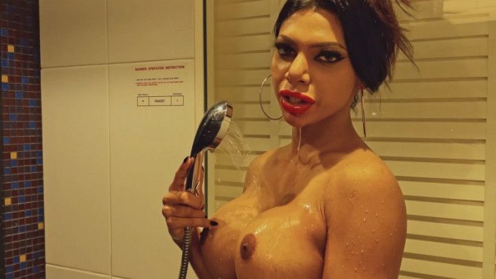 BEAUTIFULT TOP TRANS LADYBOY PISSING IN THE SHOWER