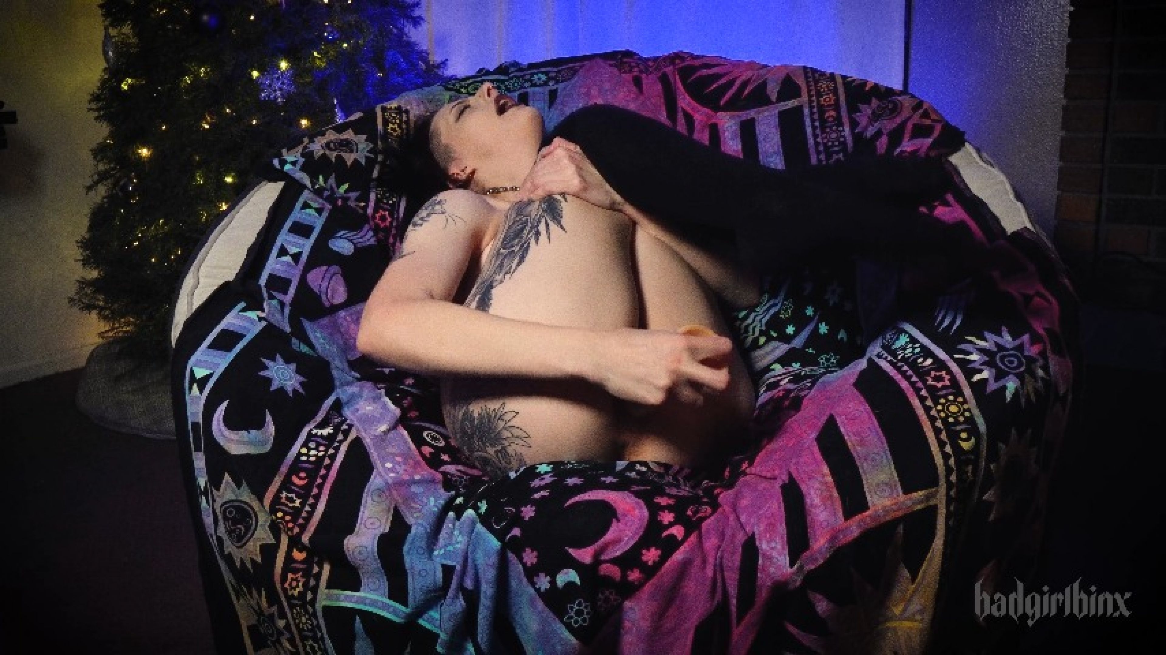 Tattood Goth Babe Cums on Thick Dildo