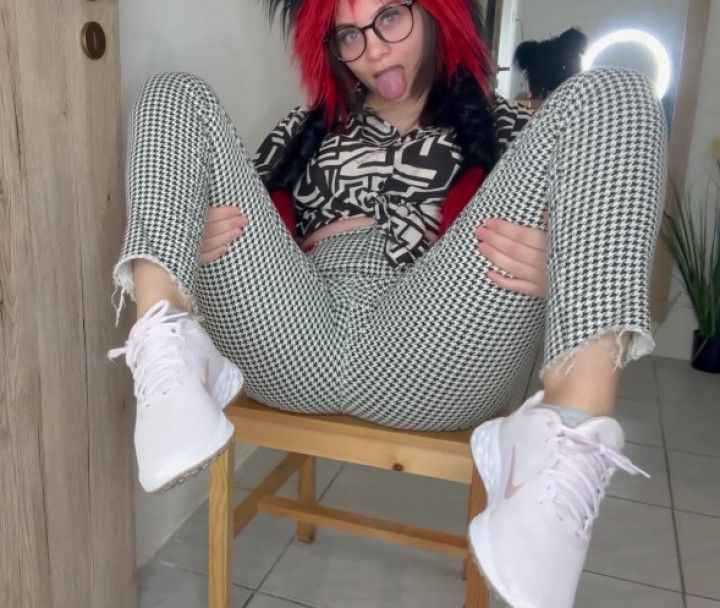 My stepsister is masturbating in leggings