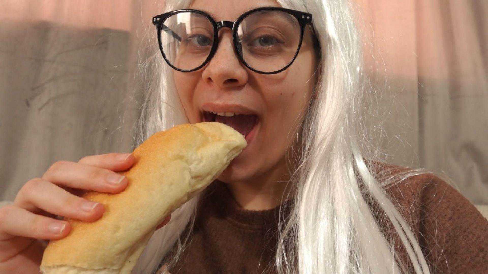 I simply love to eat, watch me eat my sandwich or come and