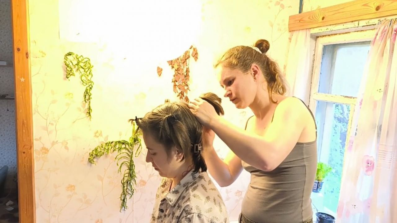 My First Time Playing Hairdresser for Her