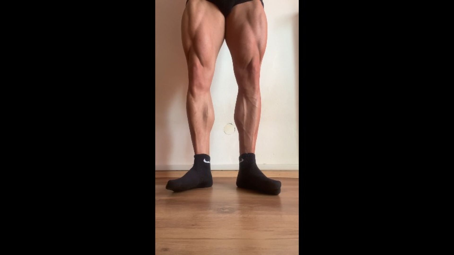 Leg Day Beast! Shredded Quads &amp; Massive Calves Flexing