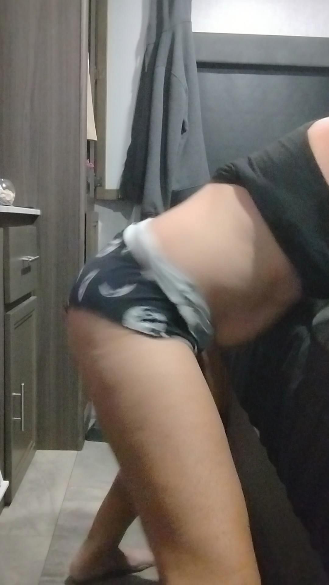 Mommy twerks and dances for you