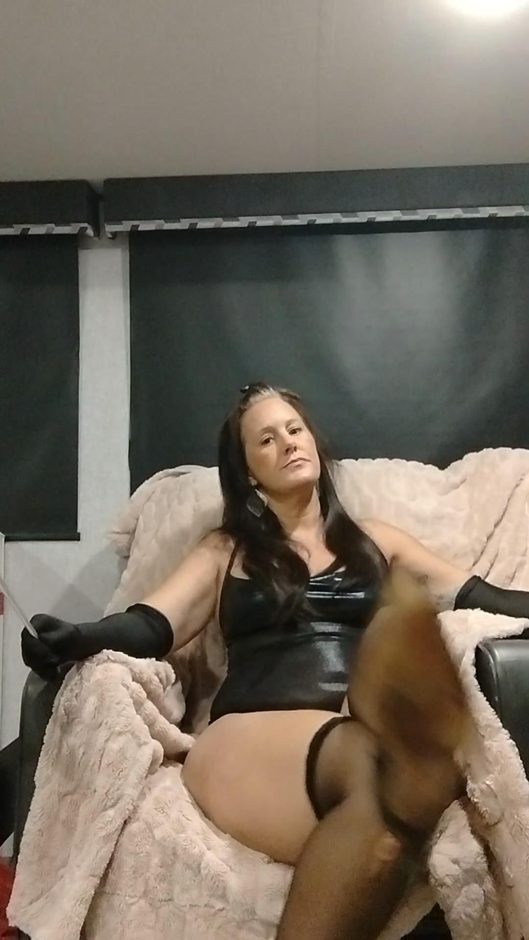 Lip syncing to 'Your di@k is way too big