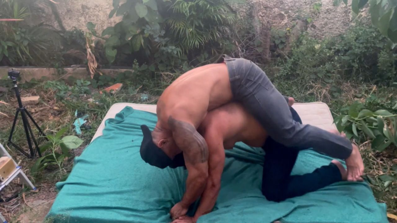 Worship and muscle domination in the garden