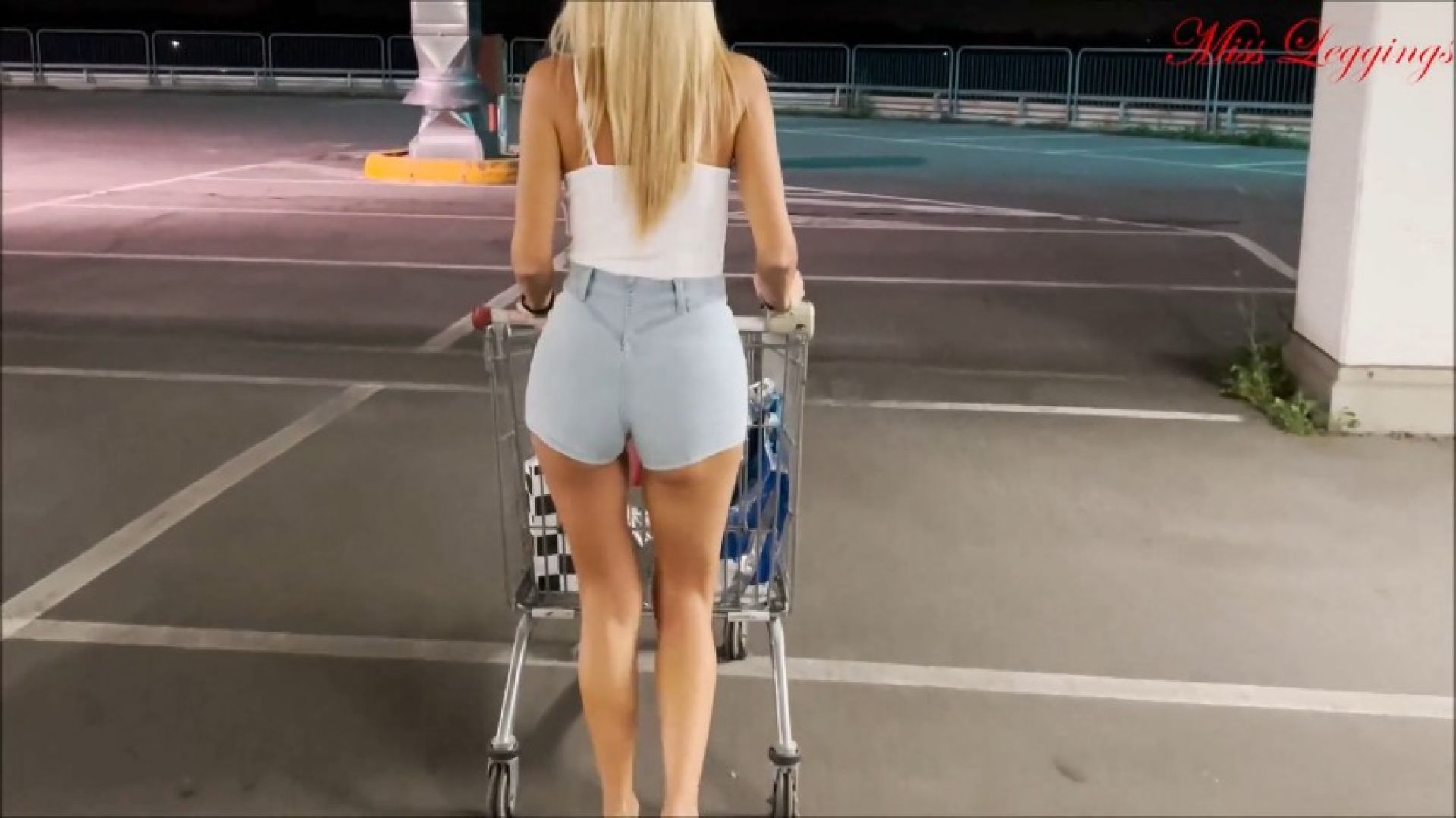 LA SFIDA TRA LA MILF ABBORDATA IN UN PARCHEGGIO E UN VERGINE