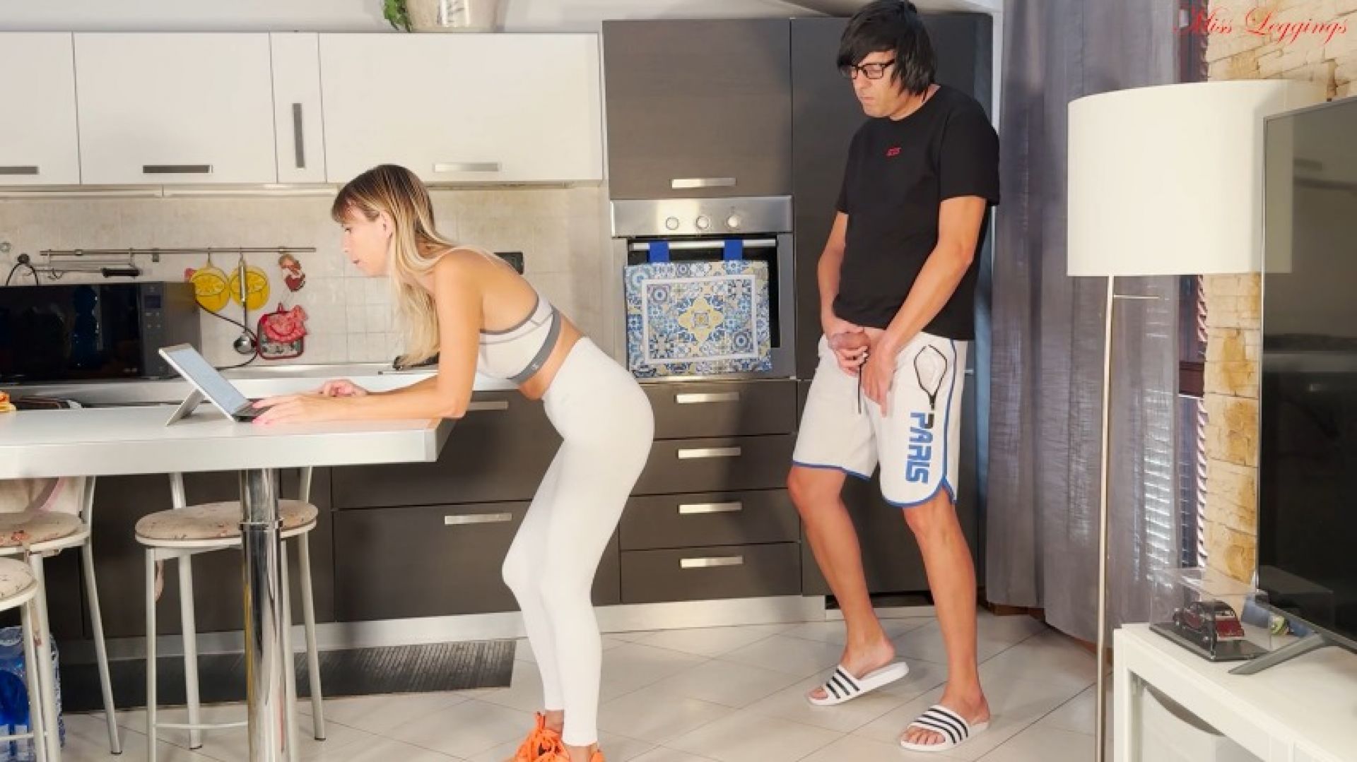 MATRIGNA IMBARAZZATA DALL EREZIONE DEL FIGLIASTRO GELOSO