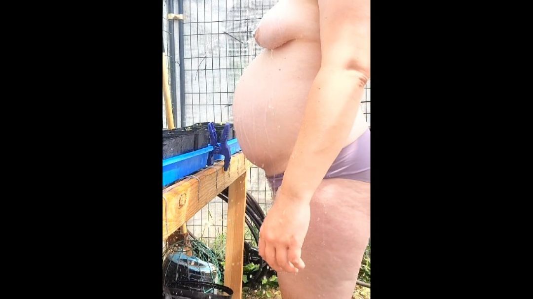 Pregnant pussy and water play