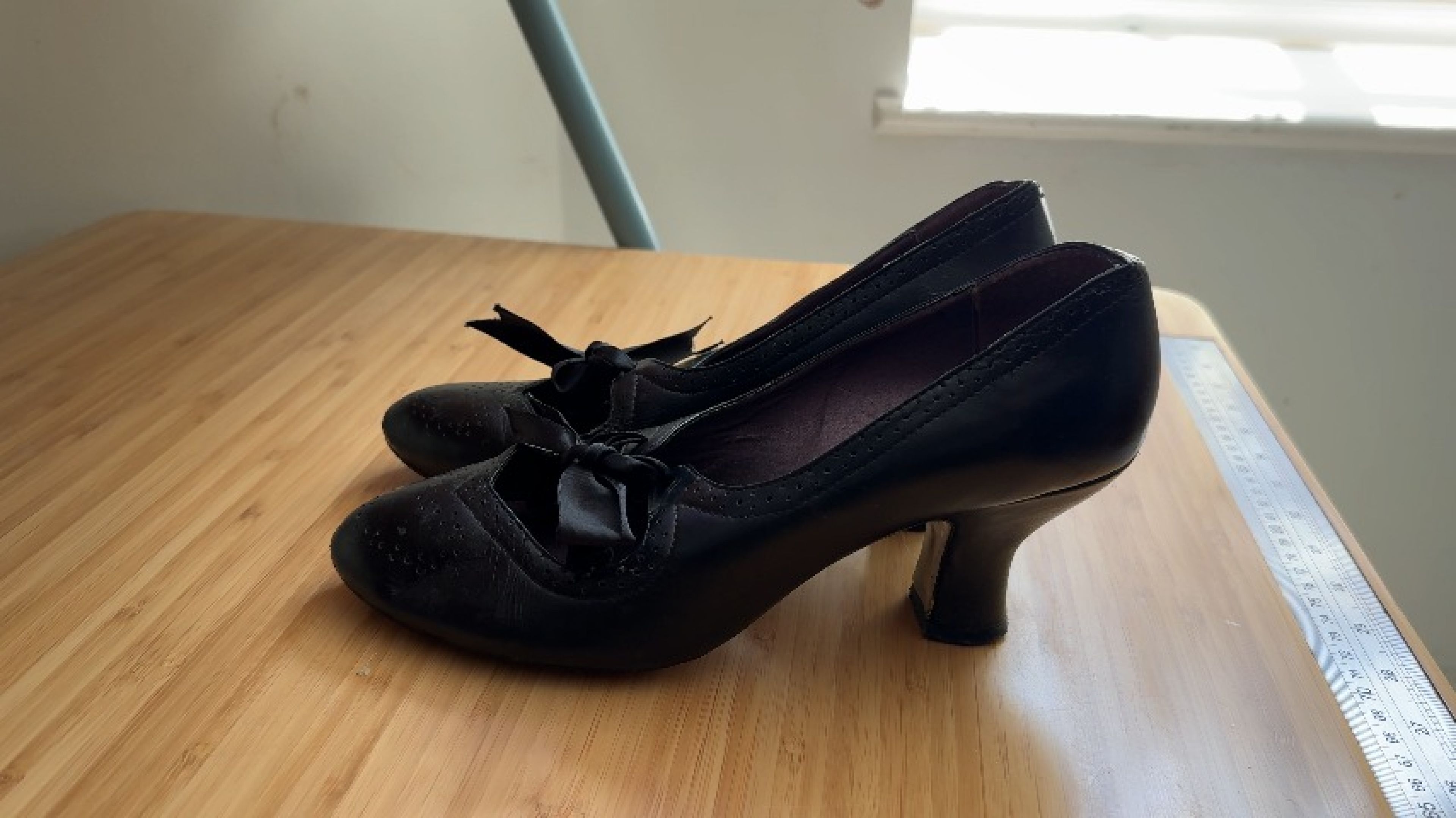 Cute bow heels 360 spin