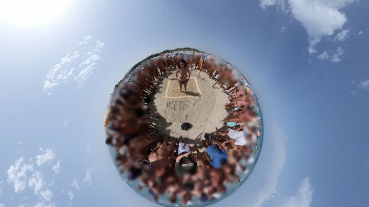 Bukkake avec une centaine de mecs sur la baie des cochons