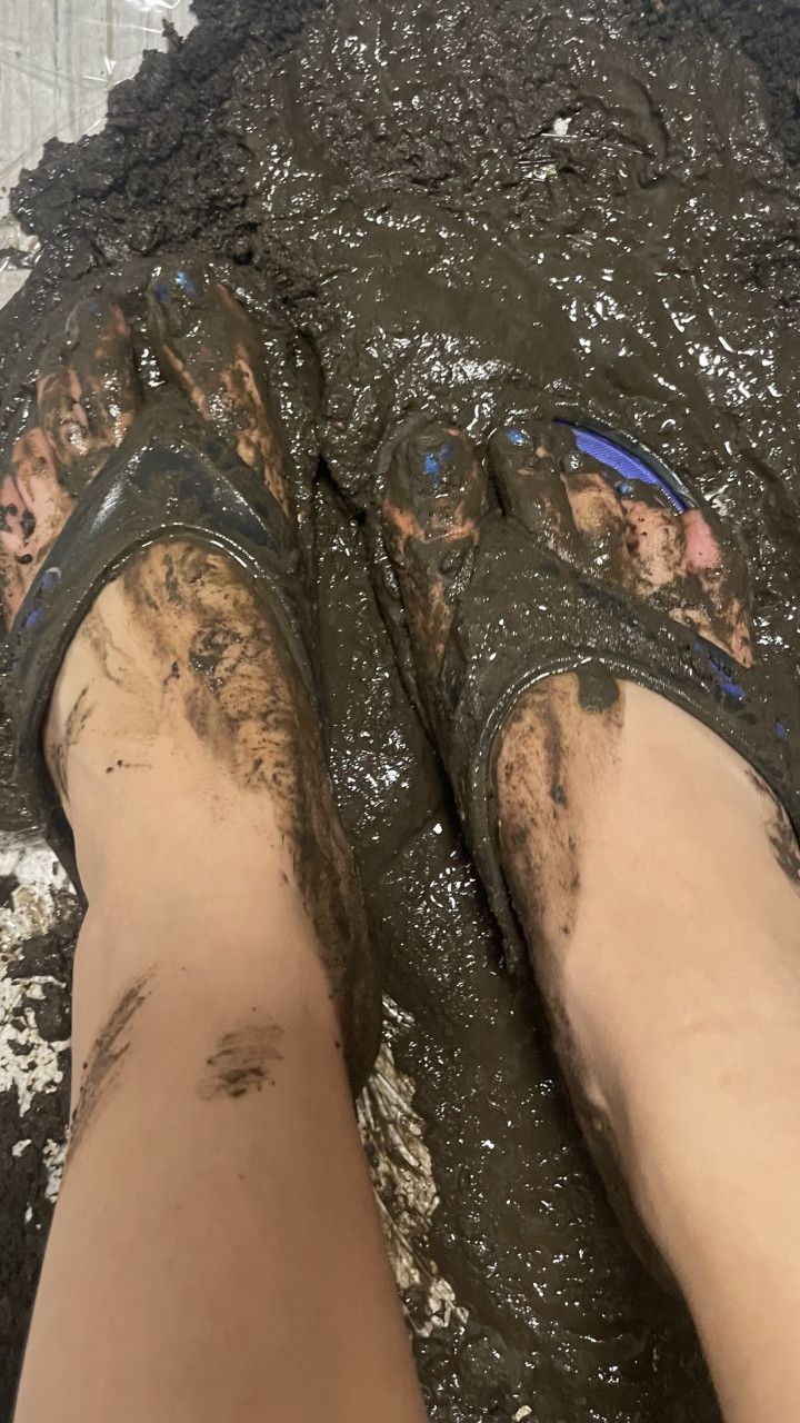 Muddy Goddess Extreme Mud Stomping in Flip-Flops,Barefoo