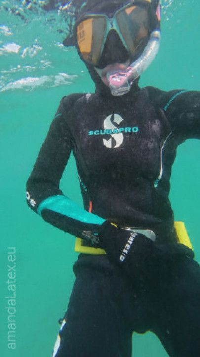 Rubbing underwater in neoprene and Cressi freediving fins