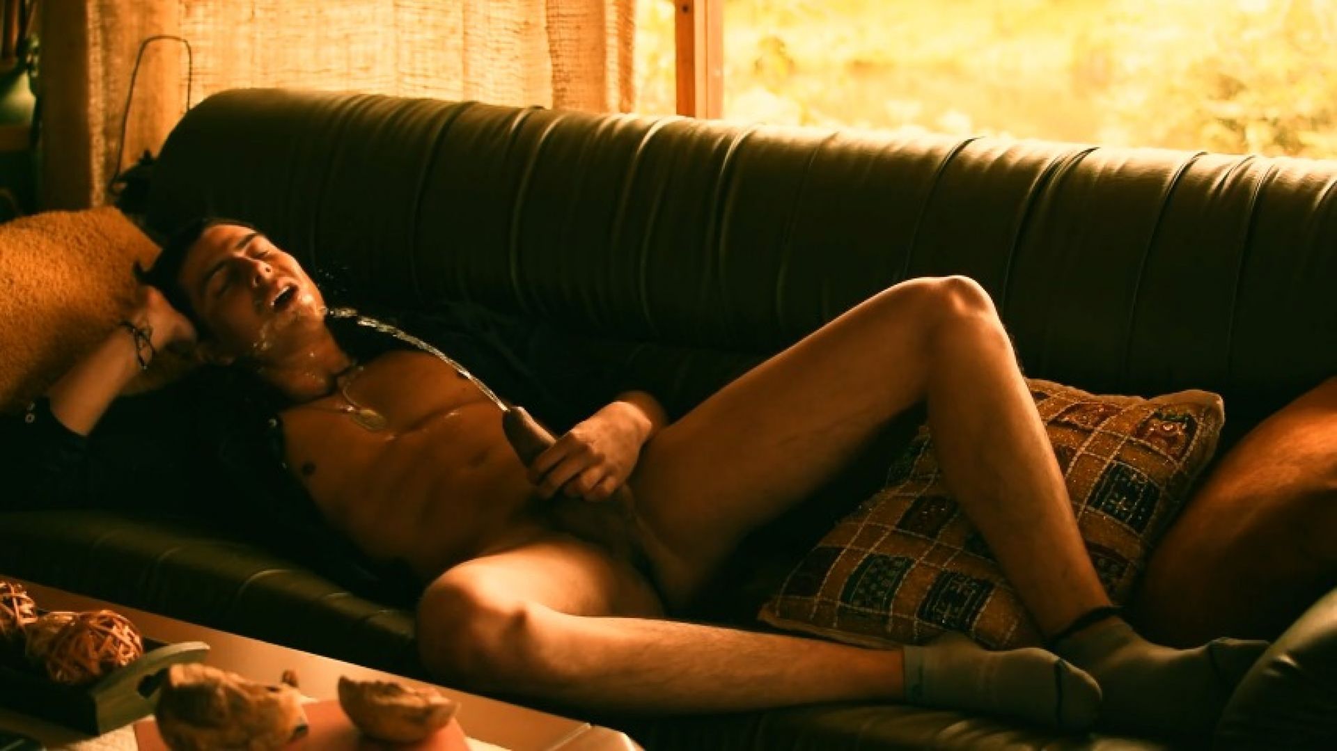 Marcando territorio en el sofa de mi vecino