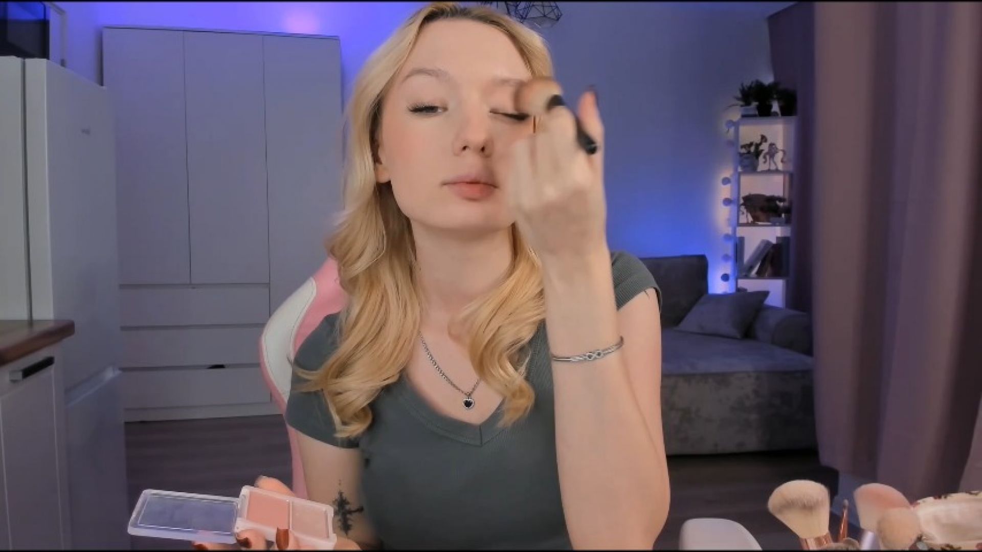 How do i do a make-up