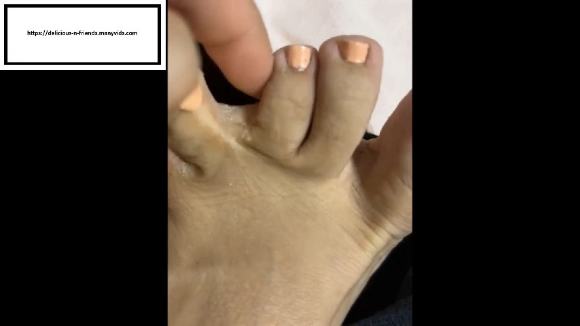 Di888 asmr itching scratching fungus between her toes