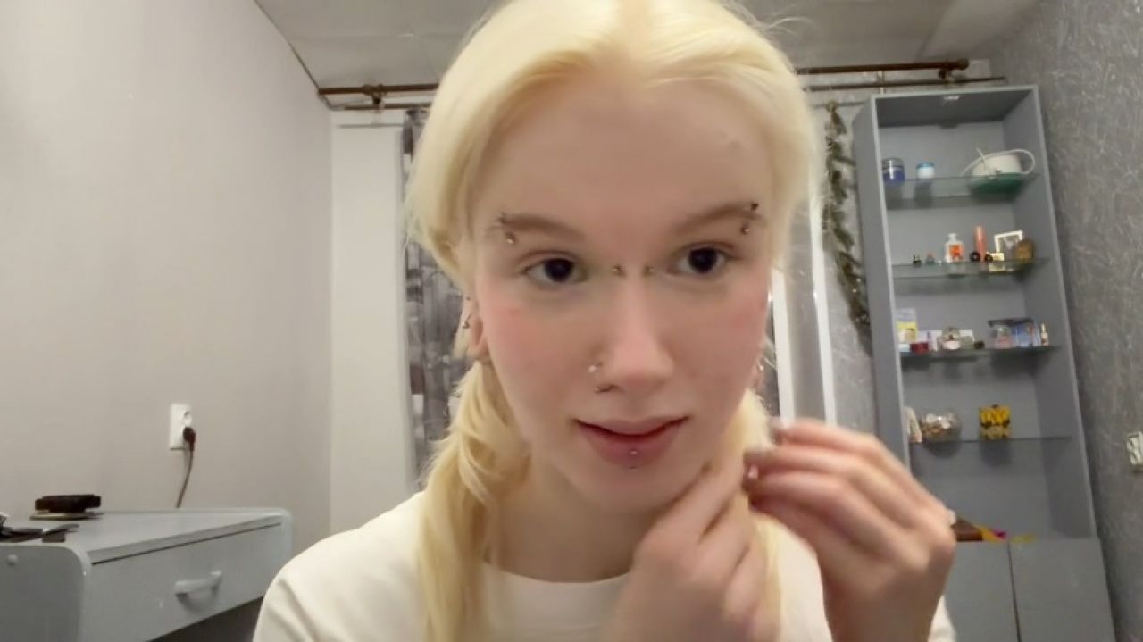 Making a cute outfit for our date