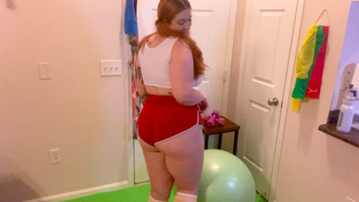 Curvy Slut at the Gym Gives you a BJ