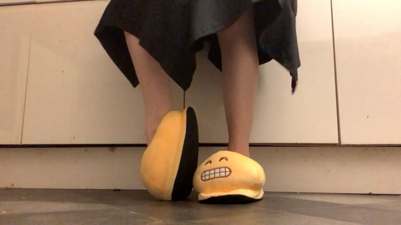 Arikajira Fluffy Emoics Slipper Play Tease Fetish