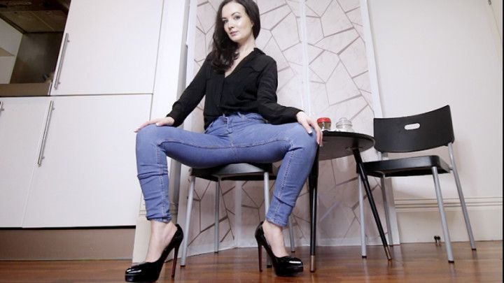 Coffee break jeans wetting peeing