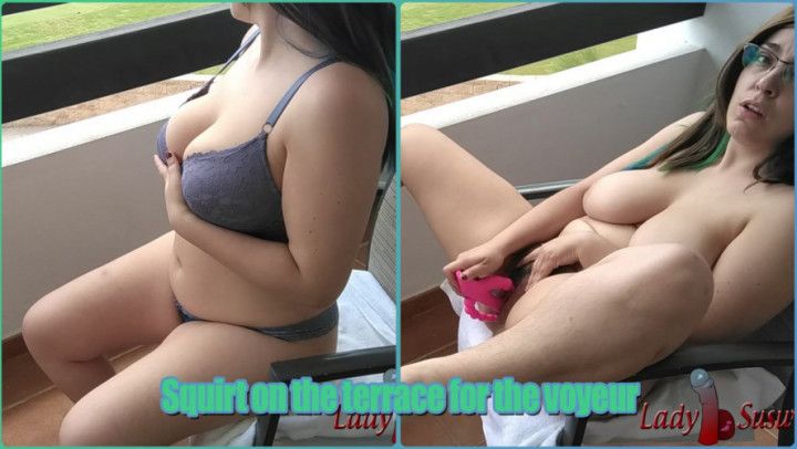 Squirt on the terrace for the voyeur