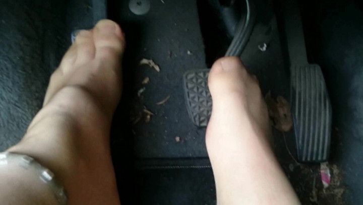 Feet in FSH and sports shoes