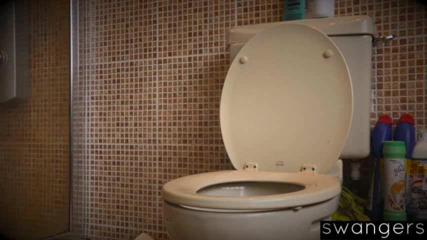 HIDDEN CAM PISSING AT MY FRIENDS HOUSE