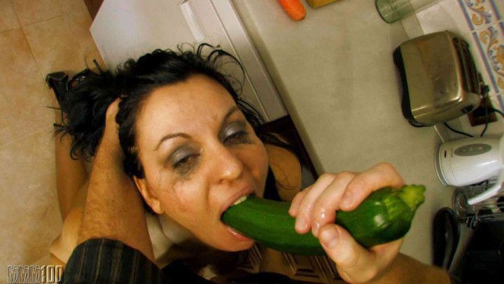 Mature whore fucked with vegetables