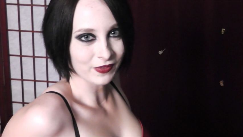 Kiki Munroe Goth girl gets her freak on