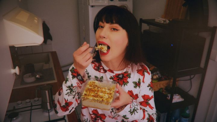 4-Making coffee and eating tiramisu