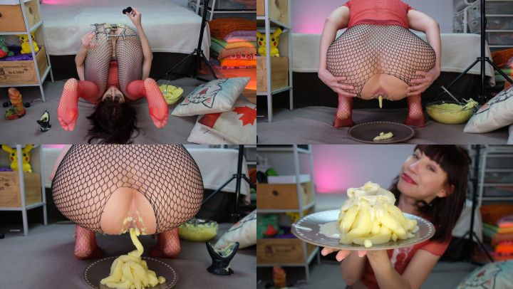 Anally served mashed potatoes with gravy