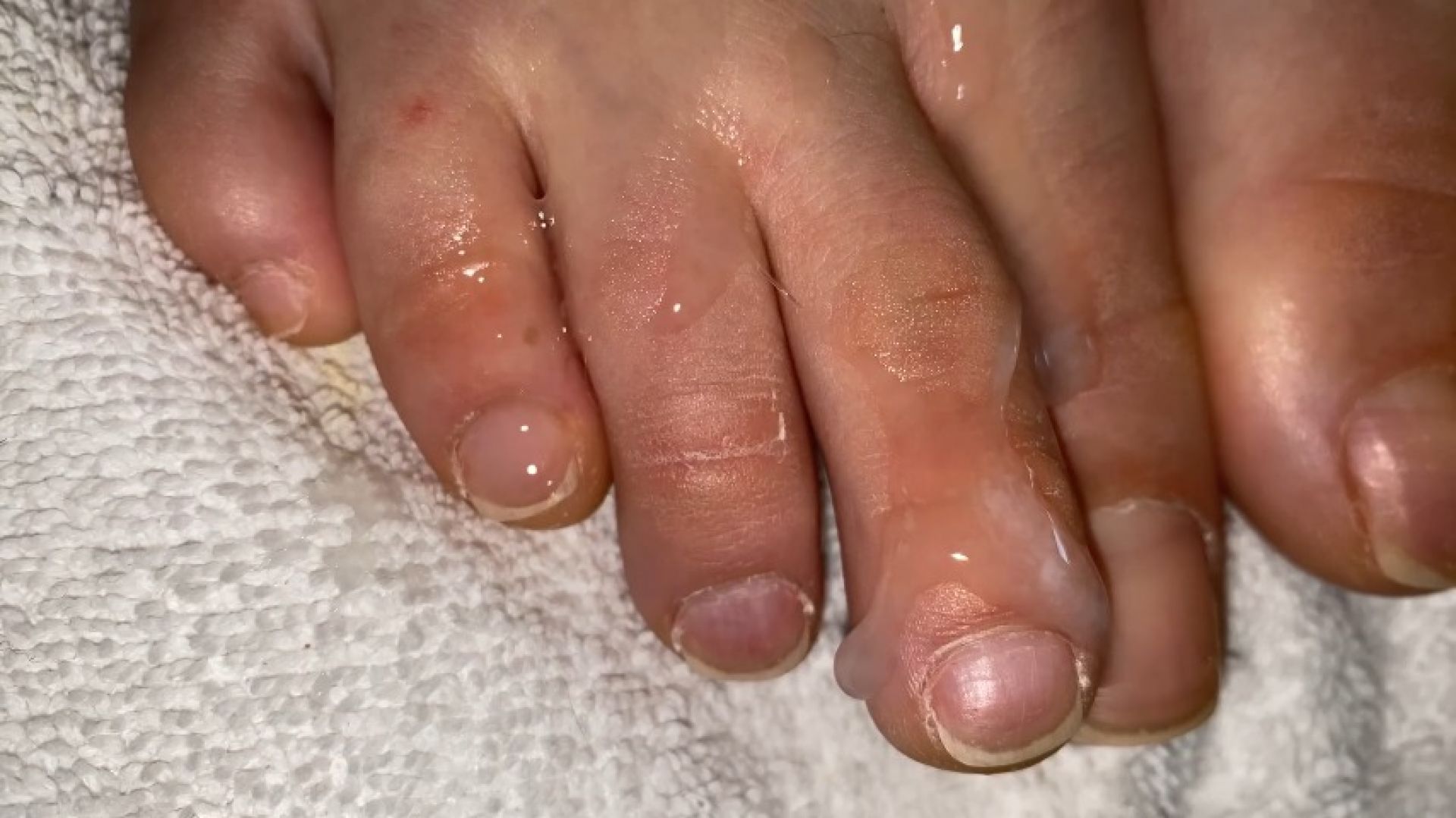 JERK OFF OVER POINTED TOES