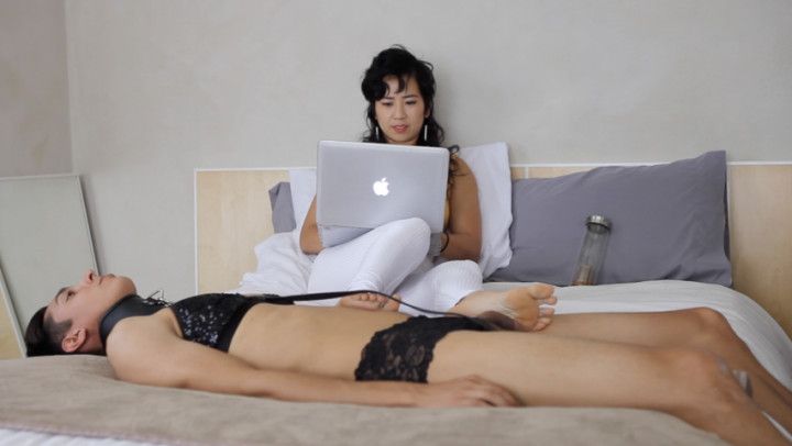 Barefoot Goddess Ignores you completely