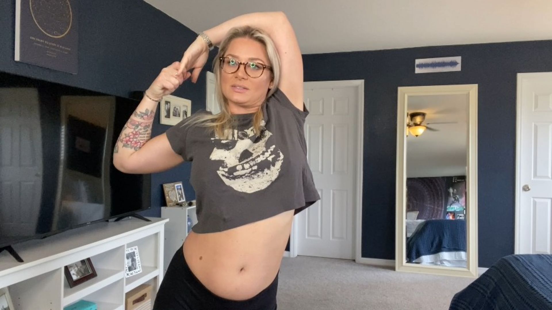 MILF's Major Belly Button Tease